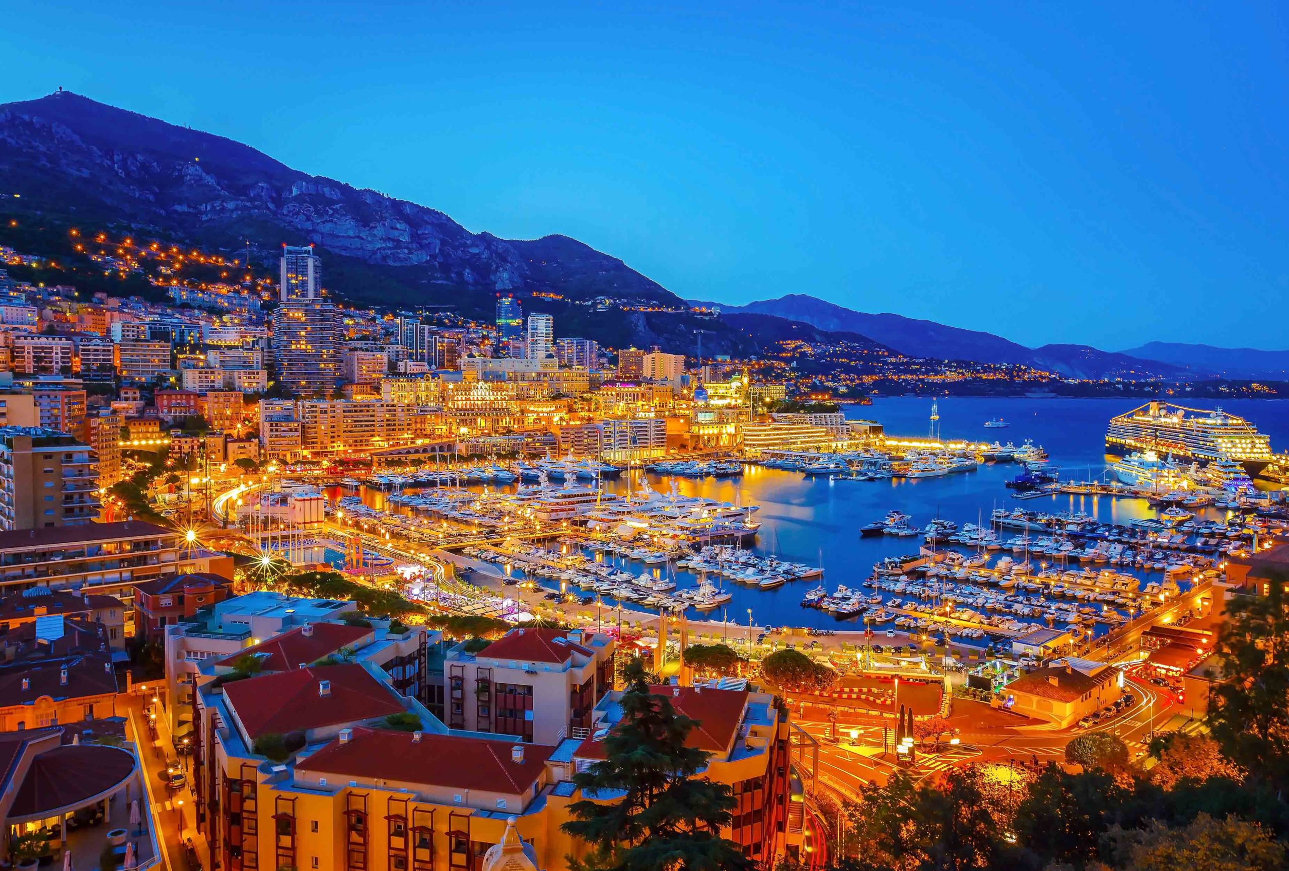 Monaco harbour by night ©kityyaya